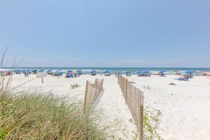 Una spiaggia nelle vicinanze, lettini da mare