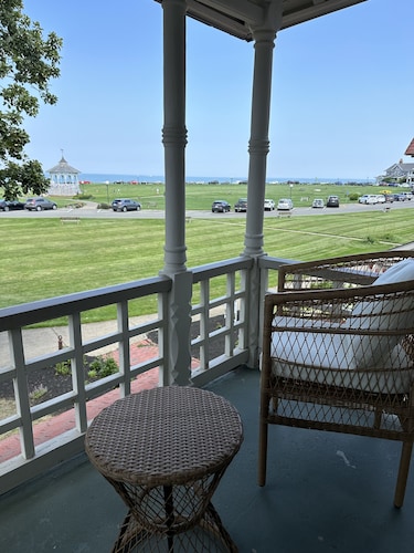 Heart of Oak Bluffs, No Car Needed! Ocean Views, Walk to Everywhere!