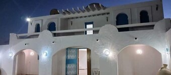 Maison Typique Avec Patio et Piscine