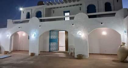 Maison Typique Avec Patio et Piscine