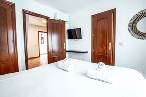 1 habitación, tabla de planchar con plancha, wifi gratis y ropa de cama 