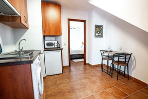 Réfrigérateur, micro-ondes, cafetière/bouilloire, bouilloire électrique