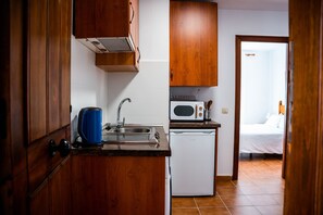 Jääkaappi, mikroaaltouuni, liesi, kahvin-/teenkeitin