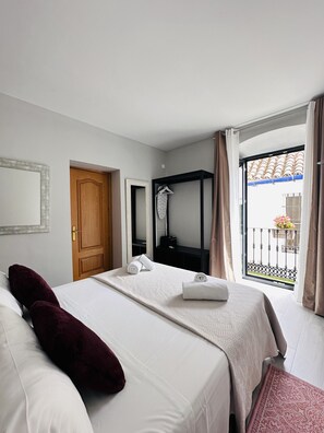 Tabla de planchar con plancha, wifi gratis y ropa de cama