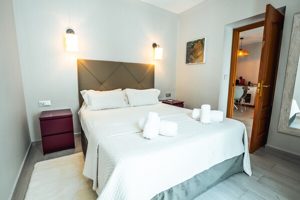 Iron/ironing board, free WiFi, bed sheets