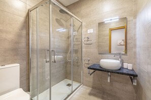 Dusche, Haartrockner, Handtücher, Seife