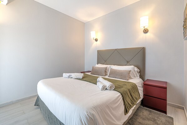 Iron/ironing board, free WiFi, bed sheets