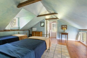 4 bedrooms, iron/ironing board, WiFi, bed sheets - 1847 New Marlborough Farmhouse. a 4-BR home right in our quiet village. (New Marlborough)
