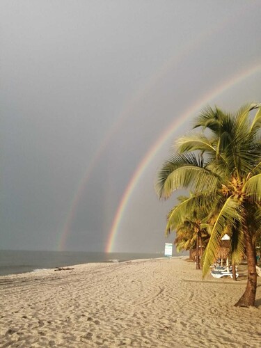 Queen Studio with sofa and full bath with kitchenette 30 yards to Playa Malibú!