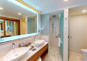 Dusche, Whirlpool, Haartrockner, Handtücher