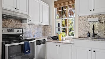 Een koelkast, een magnetron, een oven, een kookplaat