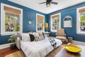 1 habitación, escritorio, tabla de planchar con plancha y wifi 