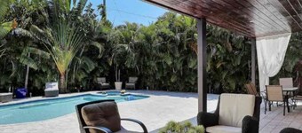 Luxury and Elegance Private Pool and Spa1 mile from Beach