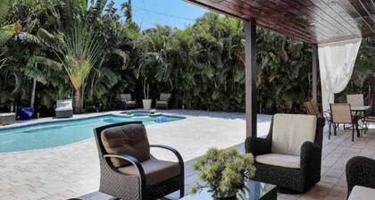 Luxury and Elegance Private Pool and Spa1 mile from Beach