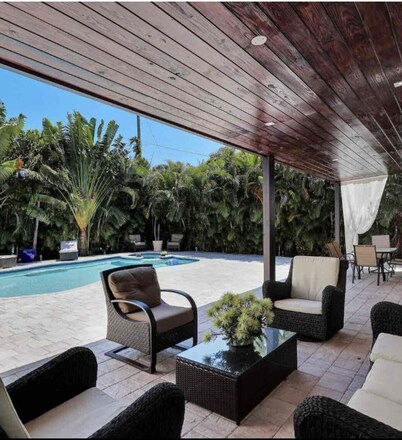 Luxury and Elegance Private Pool and Spa1 mile from Beach