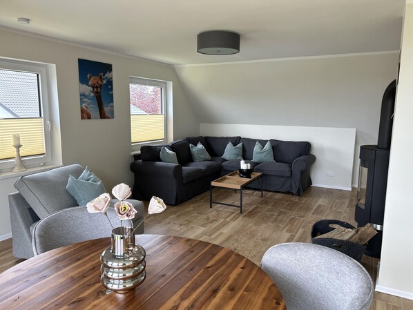 Téléviseur, foyer, livres, chaîne audio