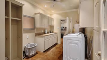 冰箱、微波炉、烤箱、炉灶