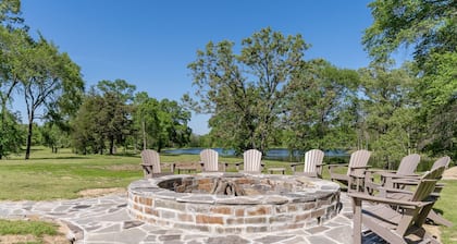 Multi-family Lodge with 8 acre lake and plenty of space, 12 mins to Fort Smith