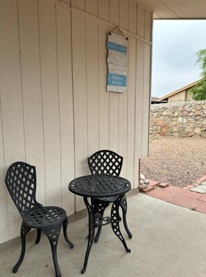 Outdoor dining - Cozy Desert Home @ The Sun City (El Paso)