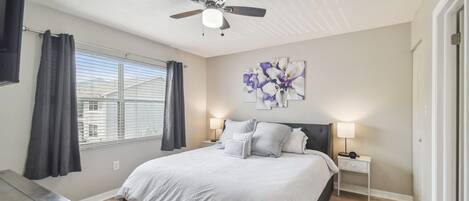 2 habitaciones, escritorio y tabla de planchar con plancha