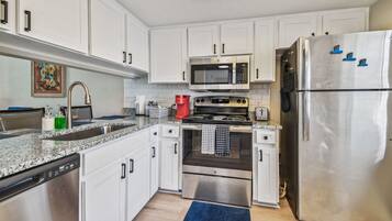 Réfrigérateur, micro-ondes, four, plaque de cuisson