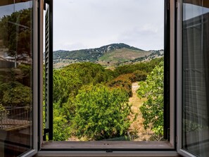 Interior - Architectural jewel between sea and mountains (Teià)