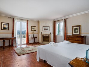 7 slaapkamers, een strijkplank/strijkijzer, internet, beddengoed