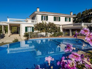 Pool - Architectural jewel between sea and mountains (Teià)