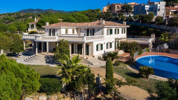 A two-story house with a pool, surrounded by greenery and hills. - Architectural jewel between sea and mountains (Teià)