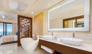 Dusche, Whirlpool, Haartrockner, Handtücher