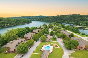 A resort with multiple cottages, a swimming pool, and a river view. - Table Rock Landing Resort (Eureka Springs)