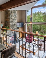 Apartamento | Zona de estar | Una televisión de pantalla plana, una chimenea