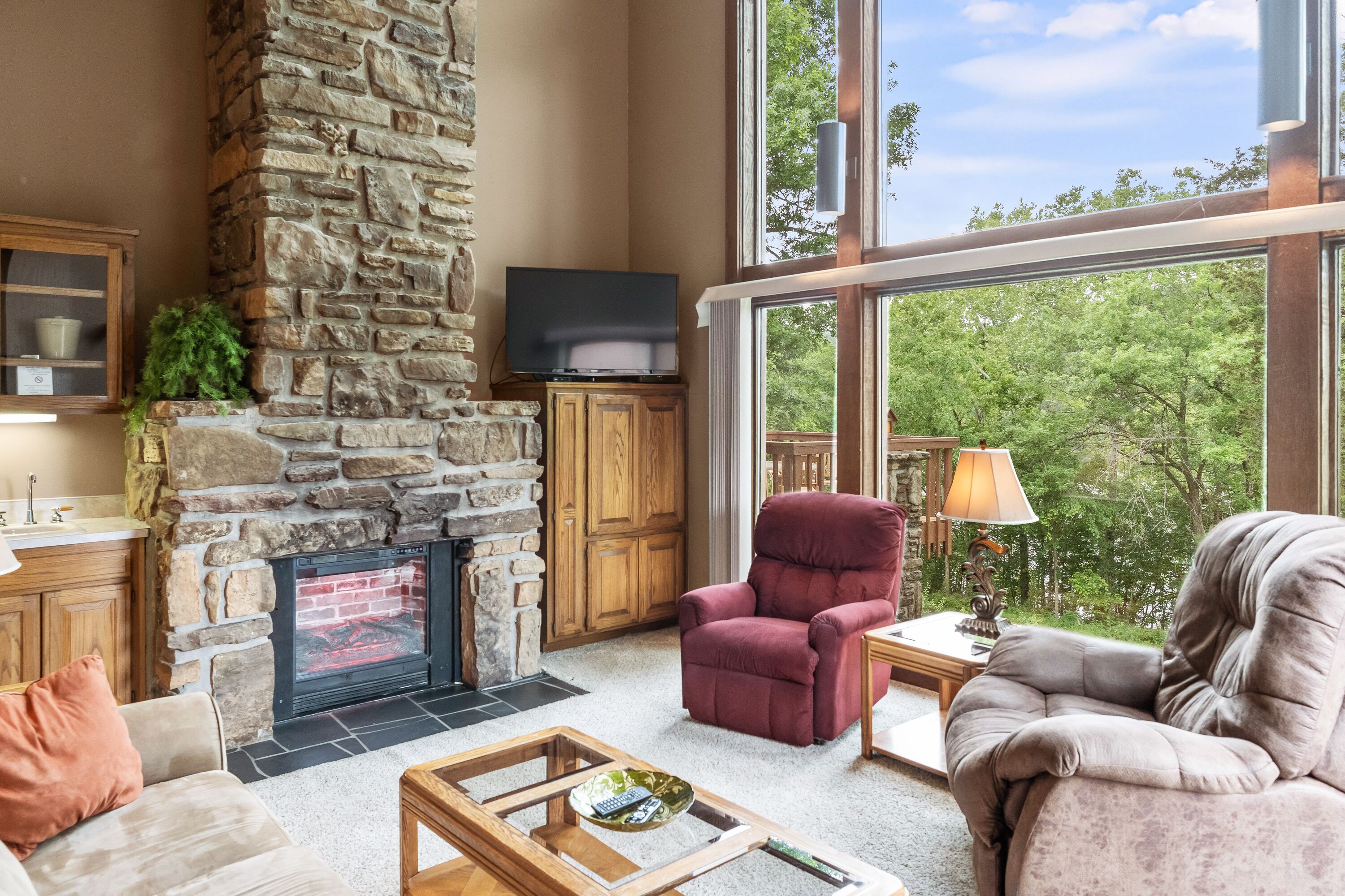 Apartment | Wohnzimmer | Flachbildfernseher, Kamin