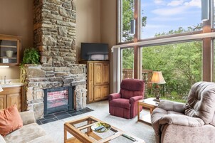 公寓式客房 | 客厅 | 平板电视、壁炉