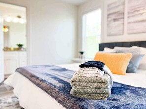 3 habitaciones, tabla de planchar con plancha, cuna de viaje y wifi