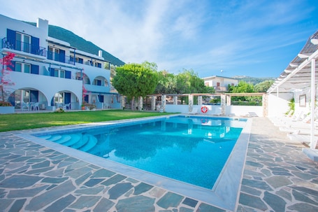 Exterior. Saltriver rooms