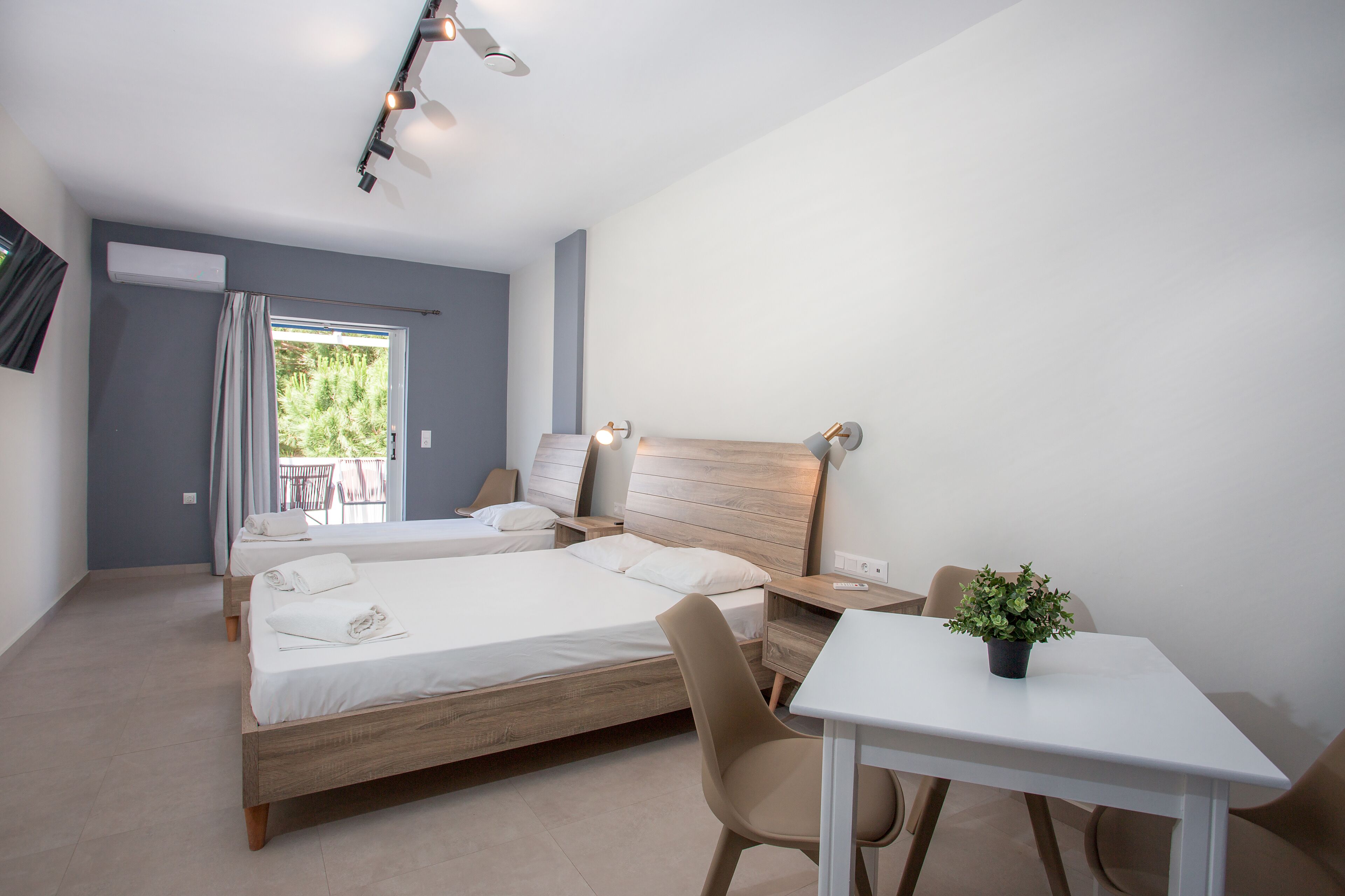 Un dormitorio moderno con dos camas, un escritorio y una silla.