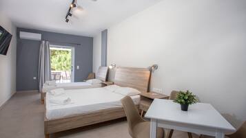 Un dormitorio moderno con dos camas, un escritorio y una silla.