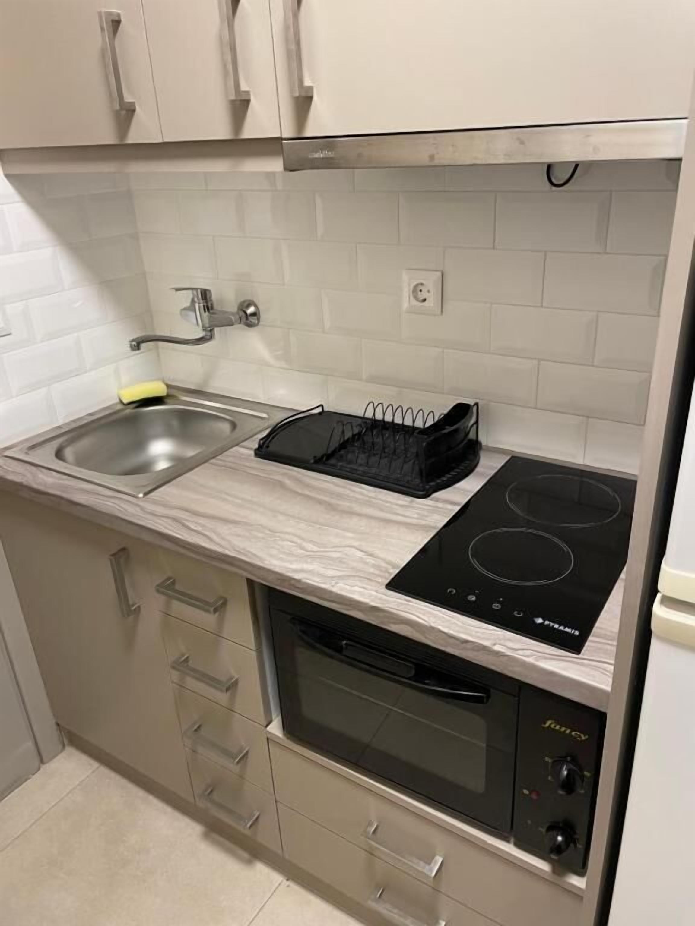 Estudio | Cocineta privada | Refrigerador con congelador, horno y parrilla de estufa 