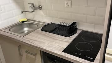 Estudio | Cocineta privada | Refrigerador con congelador, horno y parrilla de estufa