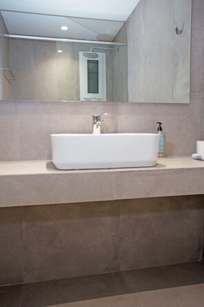 Studio | Bathroom | Shower, rainfall showerhead, hair dryer, towels - Saltriver rooms (Karystos)