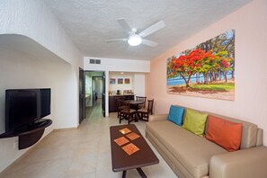 Junior Suite | 1 bedroom, in-room safe, iron/ironing board, bed sheets - Laguna Suites (Cancun)