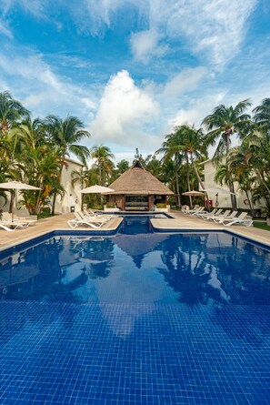 Outdoor pool - Laguna Suites (Cancun)