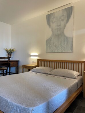 1 quarto, escrivaninha, ferros/tábuas de passar roupa, berço de viagem