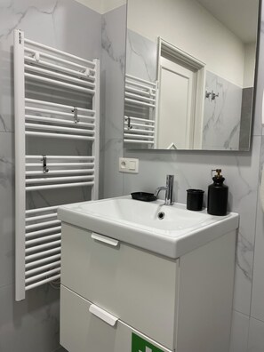Shower, hair dryer, bidet, towels - Apartment Z&a, Close to the Strip and Beach, With Airco (Albufeira)
