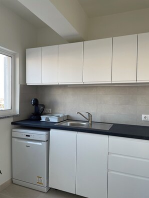 Fridge, microwave, dishwasher, coffee/tea maker - Apartment Z&a, Close to the Strip and Beach, With Airco (Albufeira)