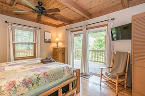 3 bedrooms, iron/ironing board, WiFi (free), bed sheets