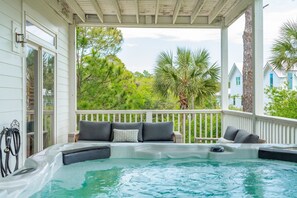 Outdoor spa tub - Red Sunsets Ocean Breezes Luxury Furnishings (Folly Beach)