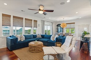 Smart TV, fireplace, ping pong, books - Red Sunsets Ocean Breezes Luxury Furnishings (Folly Beach)