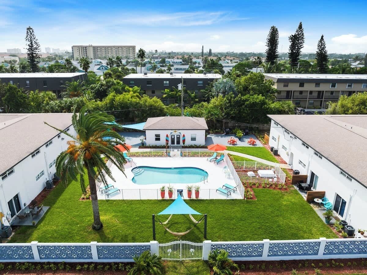 Una piscina al aire libre